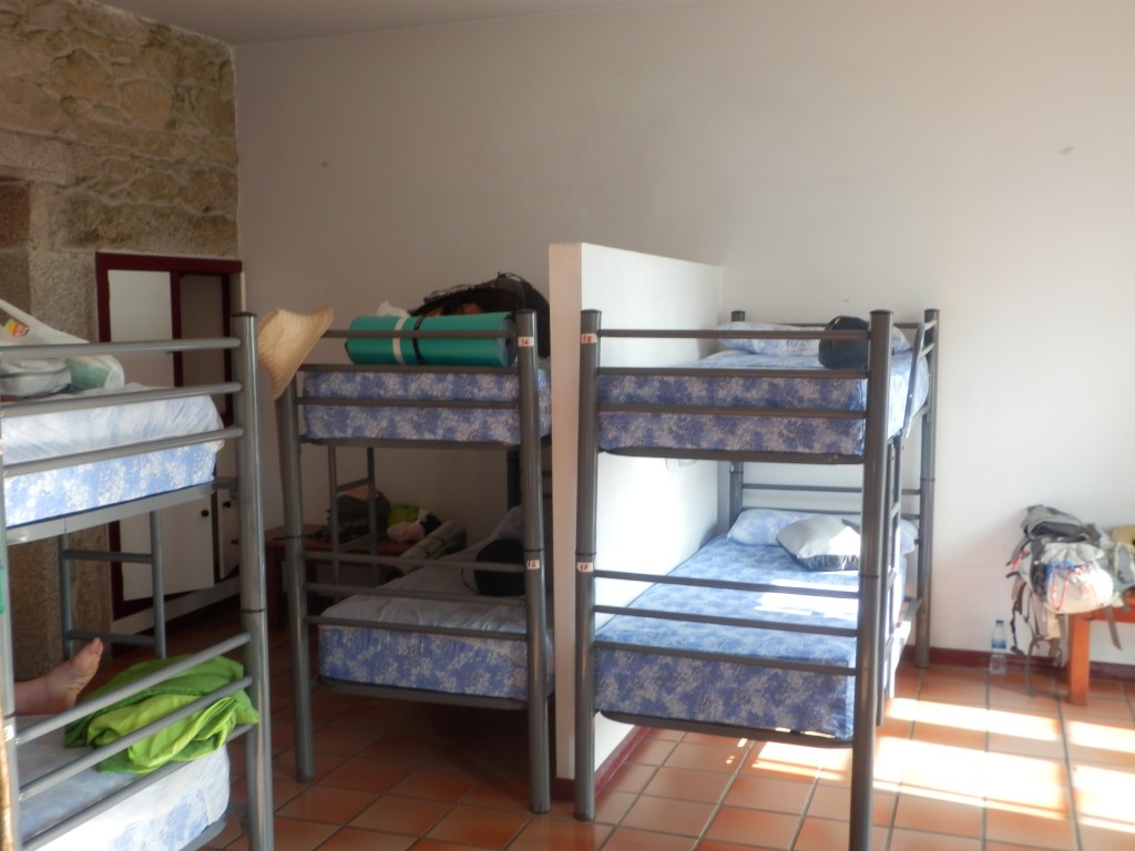  Cam asa arata o camera intr-un Albergue