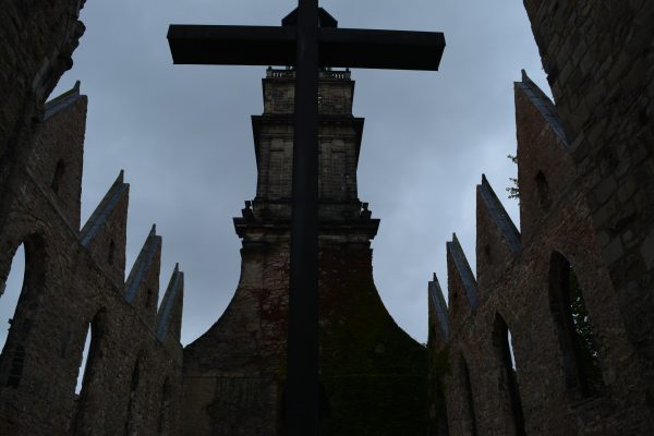biserica bombardata si arsa lasata ca monument