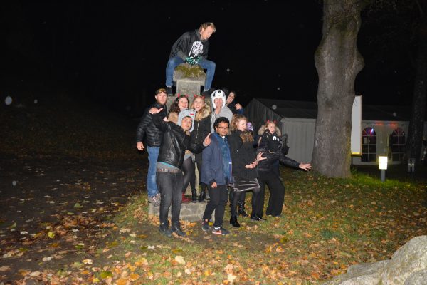 cu gasca la Halloween