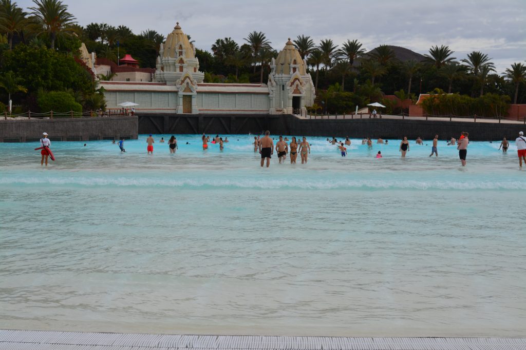 piscina cu valuri artificiale